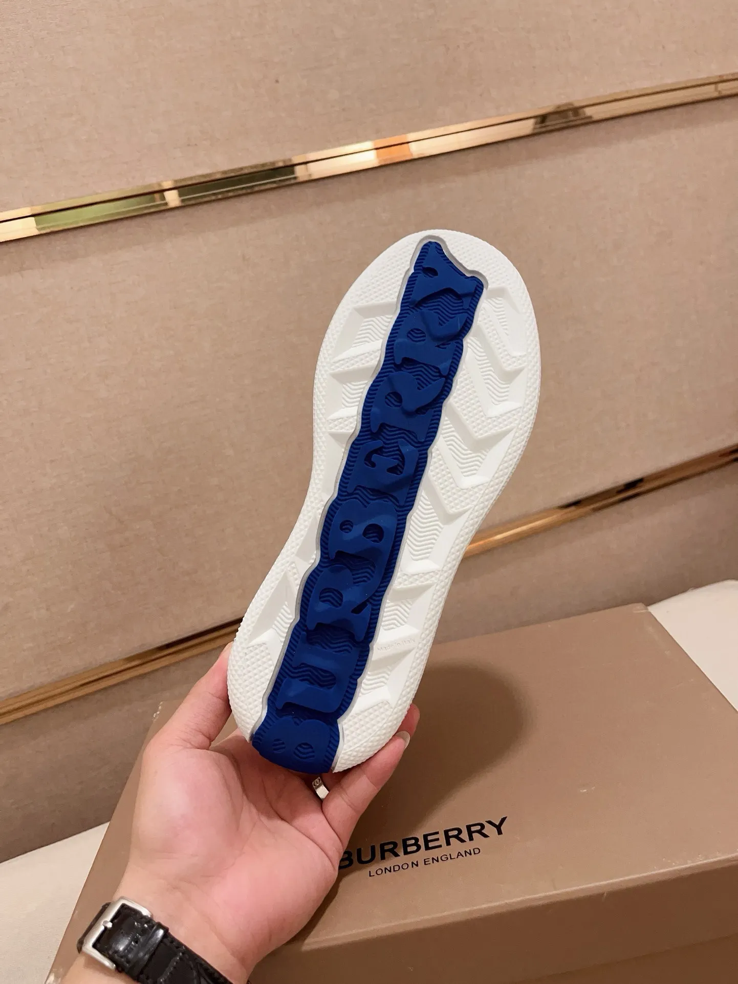 Men's shoes 💰: 560💰🇮🇹🇮🇹The counters are synchronized with Burberry's top purchasing agents🔍🔍Synchronized sales. Positive code number: 38-44. Italian imported cowhide, fully imported sheepskin lining, sole: original sole provided by the original factory, exclusive movable molded sole, super comfortable, original factory follow-up order, 🔍🔍high quality, you can enter and leave the counter at will, welcome to compare (45 yuan for customization, no return or exchange)